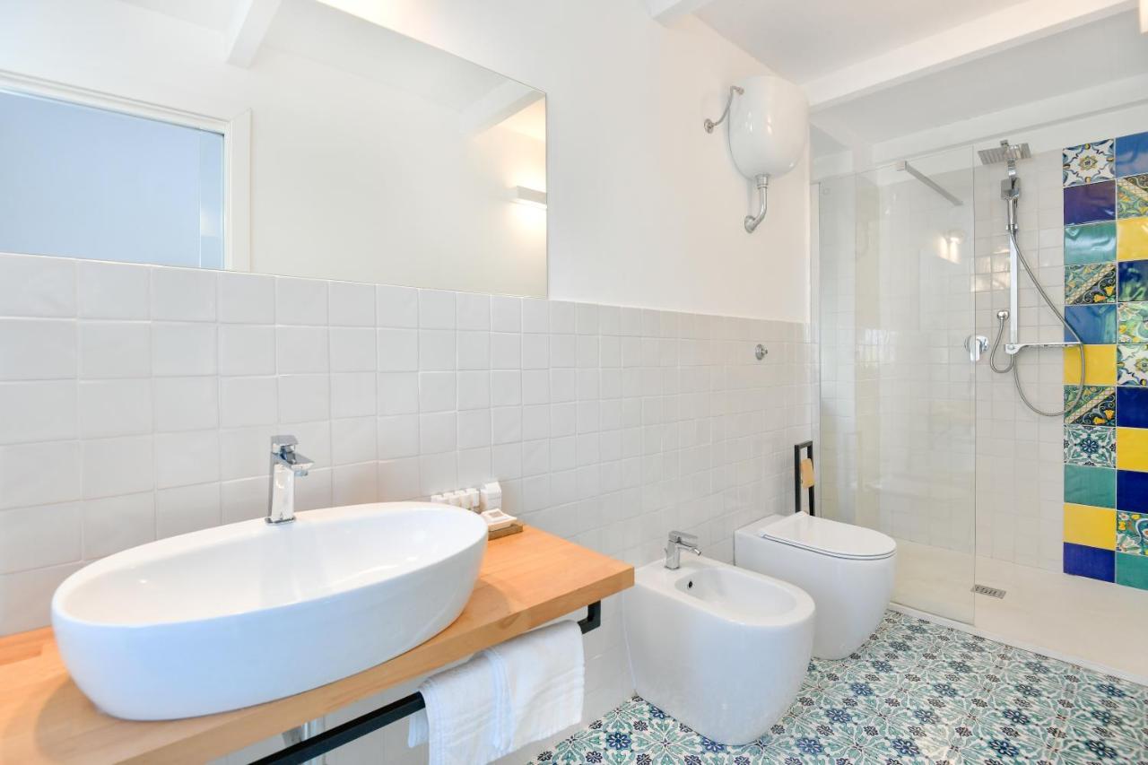 Standard Suite,1552921954:JPEG